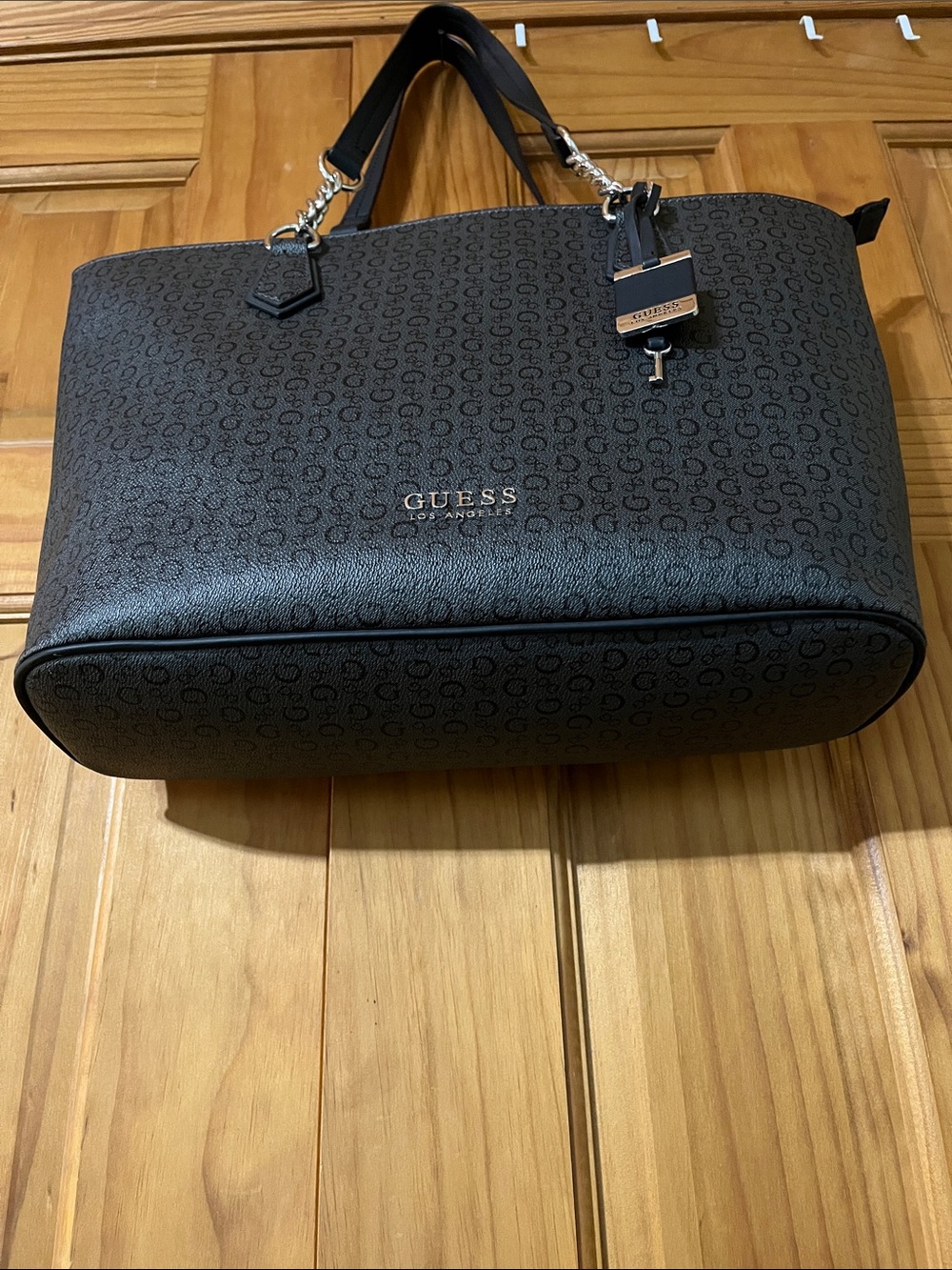 GUESS Black Logo-Print Chain Handle NWOT - Picture 4 of 6